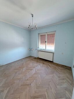 PRIESTRANNÝ DOM S VEĽKÝM POZEMKOM A BAZÉNOM – TOP LOKALITA, 