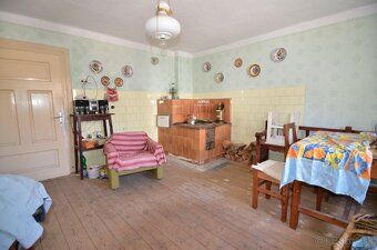 Ponúkame na predaj starší dvojpodlažný rodinný dom v pôvodno