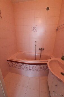 PREDAJ | 3,5-IZBOVÝ BYT SO ZASKLENÝM BALKÓNOM Ul. D. Štúra, 