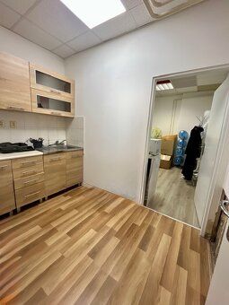 Veľkorysý obchodný / kancelársky priestor 249 m² s parkovaní