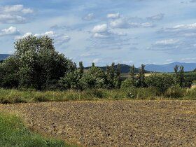 na dva rodinne domy alebo štyri v rade v tvare 40mx30-35m na