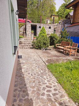 Ponúkame na predaj priestrannú a veľmi udržiavanú murovanú c