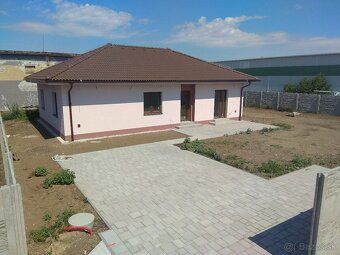 Prenájom novostavby 4 izbového RD bungalov v obci Hviezdosla