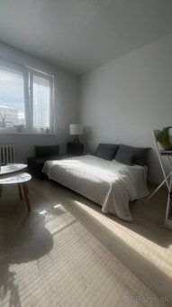 Prišiel čas predať môj štartovací bytík.
Garsónka na Saratov