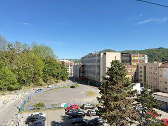 Ponúkame na predaj krásny 3,5-izbový byt v centre Banskej By