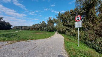 Ponúkame na predaj 3 rovinaté, slnečné pozemky pravidelného 