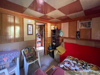 Chata priamo pri potoku v lese má obytnú plochou cca 32 m², 
