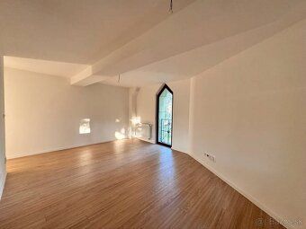 Ponúkame Vám na predaj 2-izbový apartmán priamo v centre mes