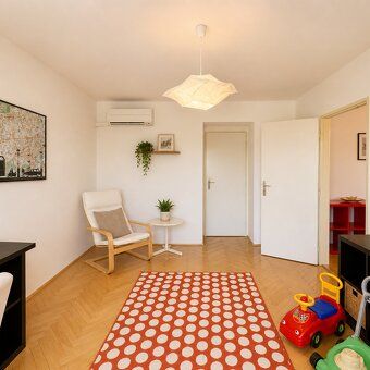 Priestranný 4-izbový byt v Leviciach, ktorý spája priestor v