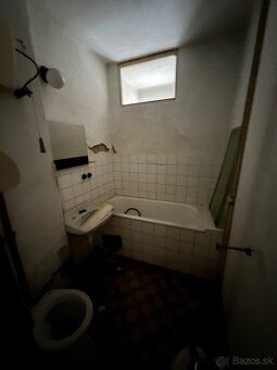 Predaj ubytovňe ( bytovky ) v obci Utekáč, nachádza sa tam 3
