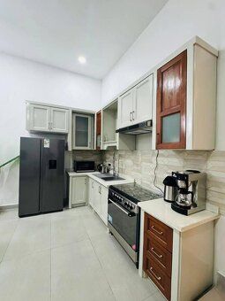 Plocha: 378.00 m² Pozemok: 700.00 m² Izby: 3 Spálne: 2 Kúpeľ