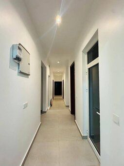 Plocha: 378.00 m² Pozemok: 700.00 m² Izby: 3 Spálne: 2 Kúpeľ