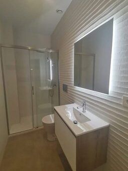 Plocha: 73.00 m² Izby: 3 Spálne: 2 Kúpeľne: 2 Poschodie: 2 R
