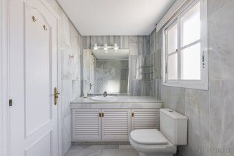 Plocha: 160.00 m² Izby: 5 Spálne: 3 Kúpeľne: 4 Počet podlaží