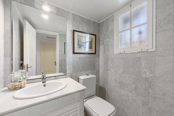 Plocha: 160.00 m² Izby: 5 Spálne: 3 Kúpeľne: 4 Počet podlaží