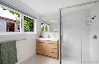 Plocha: 269.00 m² Izby: 4 Spálne: 3 Kúpeľne: 2 Rok výstavby: