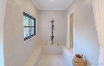Plocha: 384.00 m² Pozemok: 300.00 m² Izby: 3 Spálne: 2 Kúpeľ