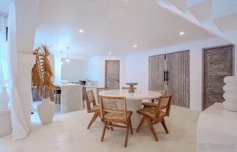 Plocha: 384.00 m² Pozemok: 300.00 m² Izby: 3 Spálne: 2 Kúpeľ