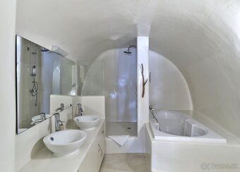 Plocha: 170.00 m² Pozemok: 400.00 m² Izby: 4 Spálne: 3 Kúpeľ