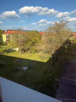 Byt ponúka praktické a premyslené dispozičné riešenie s dost