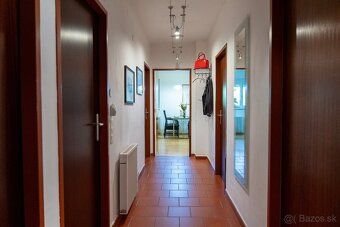 Wir bieten eine außergewöhnliche 3-Zimmer-Wohnung in einer p