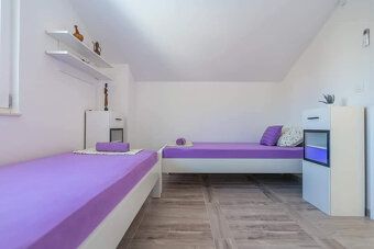 LaHoREAL.eu ponúka na predaj dom s bazénom v Živogošće.
Pred