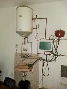 Ponúkame na predaj dom - prevádzkovú budovu uprostred obce K