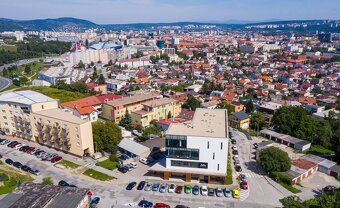Moderná budova s vlastným parkoviskom a bezbariérovým prístu
