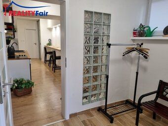 Ponúkame na predaj 2i apartmán po kompletnej modernej rekonš