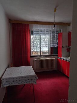 Ponúkame na predaj priestranný rodinný dom v pokojnej a vyhľ