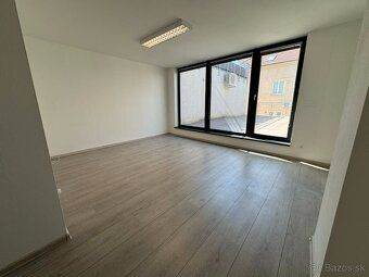 Ponúkame na prenájom modernú kanceláriu priamo v centre mest