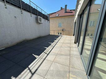 Ponúkame na prenájom modernú kanceláriu priamo v centre mest