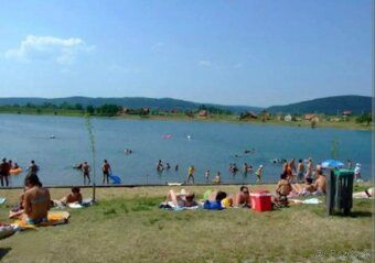 Ponúkam na predaj krásny stavebný pozemok pri jazere Vadna P