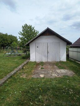**Na predaj priestranný rodinný dom v obci** Poproč
Ponúkame