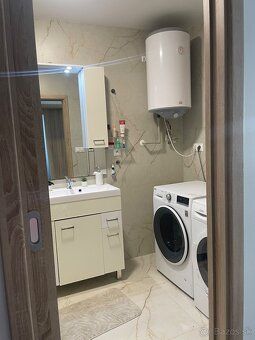 Klimatizovaný 3-izbový byt s balkónom, skladom a 2 parkovací