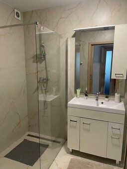 Klimatizovaný 3-izbový byt s balkónom, skladom a 2 parkovací