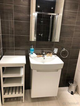 Ponúkame na predaj svetlý a vzdušný apartmán v nádhernom pro