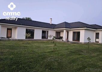 Ponúkame na predaj priestranný murovaný rodinný dom postaven