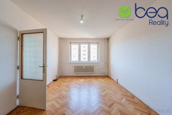 Ponúkam vám na predaj čiastočne zrenovovaný a dispozične zme