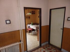 Ponúkame na predaj samostatne stojací murovaný rodinný dom v