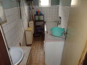 Ponúkame na predaj samostatne stojací murovaný rodinný dom v