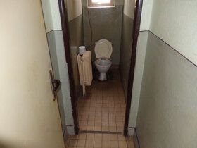 Ponúkame na predaj samostatne stojací murovaný rodinný dom v