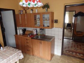 Ponúkame na predaj samostatne stojací murovaný rodinný dom v