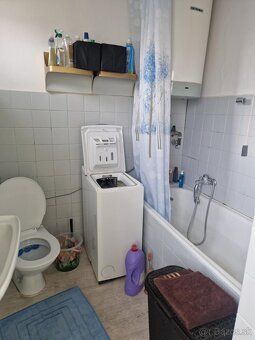 Ponúkame na predaj 4 izbový priestranný,tehlový rodinný dom 