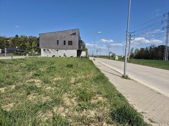 Ponúkame na predaj slnečný, rovinatý, stavebný pozemok nachá