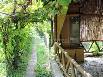 Záhradná chatka s altánkom a skleníkom na veľkorysom rovinat