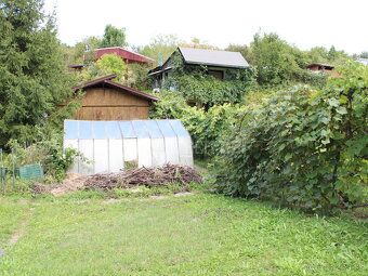 Záhradná chatka s altánkom a skleníkom na veľkorysom rovinat