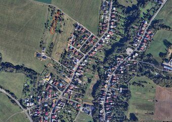 Ponúkame na predaj slnečný, mierne svahovitý stavebný pozemo