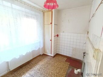 Predáme 3-izbový tehlový byt, 64 m², v meste Komárno.
Priest