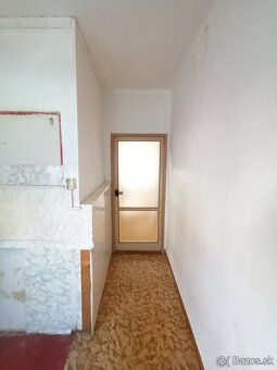 Predáme 3-izbový tehlový byt, 64 m², v meste Komárno.
Priest